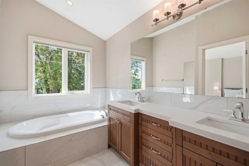 624 27 Avenue Nw, Calgary, AB - Indoor Photo Showing Bathroom