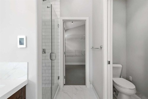 624 27 Avenue Nw, Calgary, AB - Indoor Photo Showing Bathroom