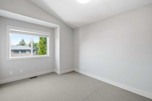 624 27 Avenue Nw, Calgary, AB - Indoor Photo Showing Other Room