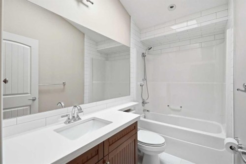 624 27 Avenue Nw, Calgary, AB - Indoor Photo Showing Bathroom