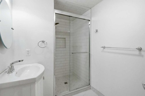 624 27 Avenue Nw, Calgary, AB - Indoor Photo Showing Bathroom