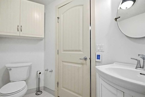624 27 Avenue Nw, Calgary, AB - Indoor Photo Showing Bathroom