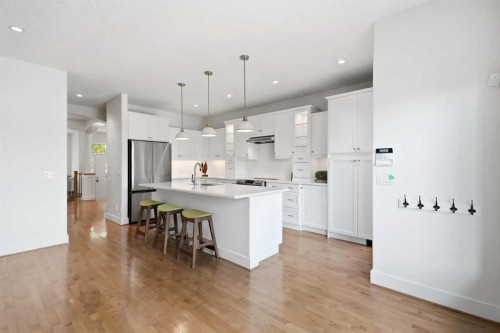 624 27 Avenue Nw, Calgary, AB - Indoor Photo Showing Kitchen With Upgraded Kitchen