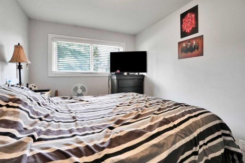 5748 Dalmead Crescent Nw, Calgary, AB - Indoor Photo Showing Bedroom