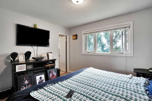 5748 Dalmead Crescent Nw, Calgary, AB - Indoor Photo Showing Bedroom