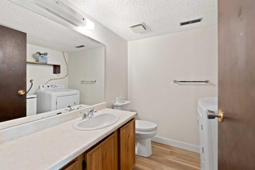 122 Berkley Way Nw, Calgary, AB - Indoor Photo Showing Bathroom