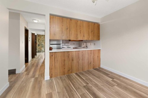 122 Berkley Way Nw, Calgary, AB - Indoor Photo Showing Kitchen