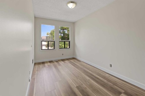 122 Berkley Way Nw, Calgary, AB - Indoor Photo Showing Other Room