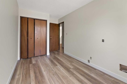 122 Berkley Way Nw, Calgary, AB - Indoor Photo Showing Other Room