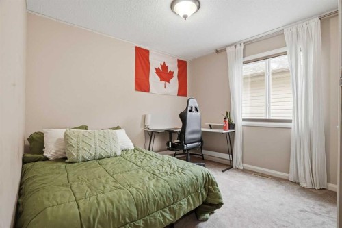 113 Sunset View, Cochrane, AB - Indoor Photo Showing Bedroom