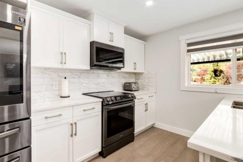 23 Sussex Crescent Sw, Calgary, AB - Indoor Photo Showing Kitchen With Stainless Steel Kitchen With Upgraded Kitchen