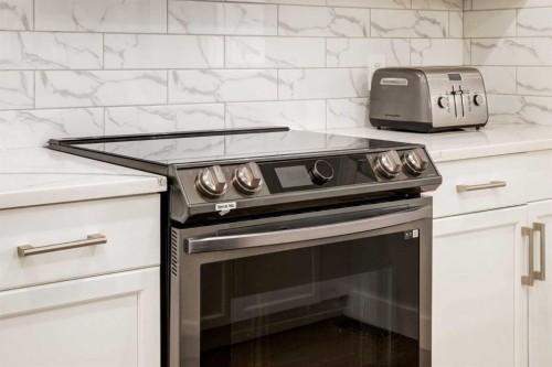 23 Sussex Crescent Sw, Calgary, AB - Indoor Photo Showing Kitchen