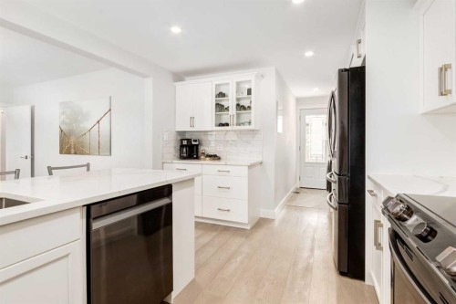 23 Sussex Crescent Sw, Calgary, AB - Indoor Photo Showing Kitchen With Upgraded Kitchen