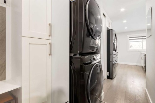 23 Sussex Crescent Sw, Calgary, AB - Indoor Photo Showing Laundry Room