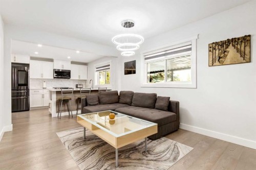 23 Sussex Crescent Sw, Calgary, AB - Indoor Photo Showing Living Room