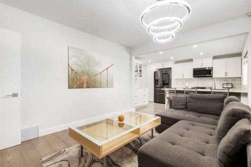 23 Sussex Crescent Sw, Calgary, AB - Indoor Photo Showing Living Room