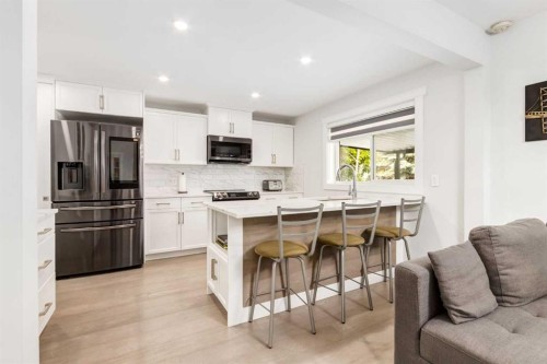 23 Sussex Crescent Sw, Calgary, AB - Indoor Photo Showing Kitchen