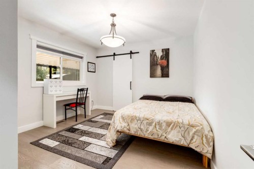 23 Sussex Crescent Sw, Calgary, AB - Indoor Photo Showing Bedroom