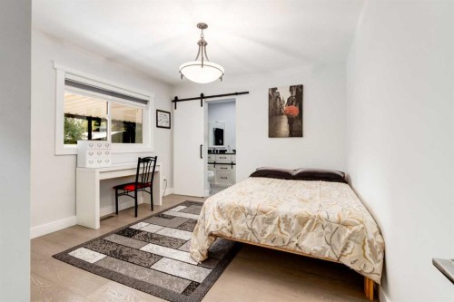 23 Sussex Crescent Sw, Calgary, AB - Indoor Photo Showing Bedroom