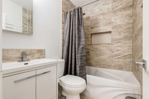 23 Sussex Crescent Sw, Calgary, AB - Indoor Photo Showing Bathroom