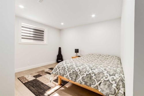 23 Sussex Crescent Sw, Calgary, AB - Indoor Photo Showing Bedroom