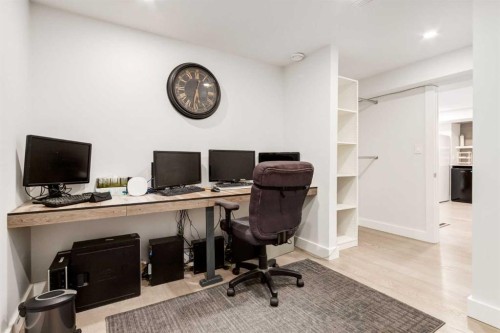 23 Sussex Crescent Sw, Calgary, AB - Indoor Photo Showing Office