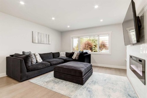 23 Sussex Crescent Sw, Calgary, AB - Indoor Photo Showing Living Room
