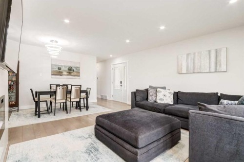 23 Sussex Crescent Sw, Calgary, AB - Indoor Photo Showing Living Room