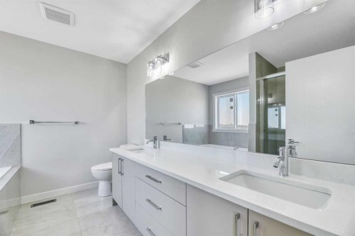 154 Lakewood Crescent, Strathmore, AB - Indoor Photo Showing Bathroom
