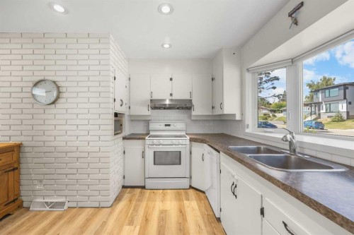 35 Collingwood Place Nw, Calgary, AB - Indoor Photo Showing Kitchen With Double Sink