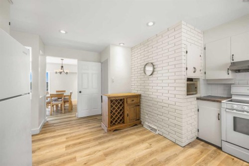 35 Collingwood Place Nw, Calgary, AB - Indoor Photo Showing Kitchen