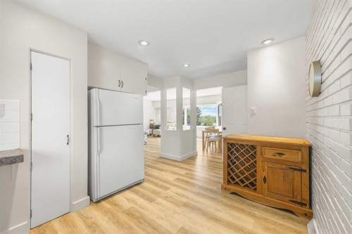 35 Collingwood Place Nw, Calgary, AB - Indoor Photo Showing Kitchen