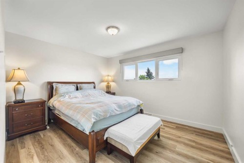 35 Collingwood Place Nw, Calgary, AB - Indoor Photo Showing Bedroom