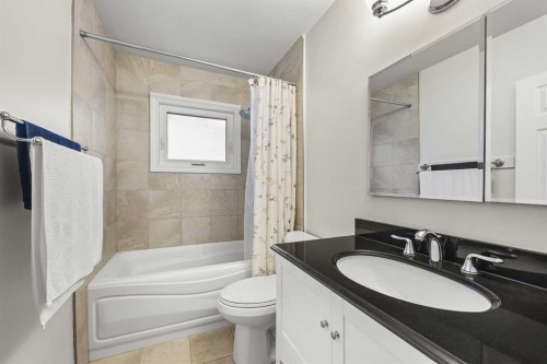 35 Collingwood Place Nw, Calgary, AB - Indoor Photo Showing Bathroom