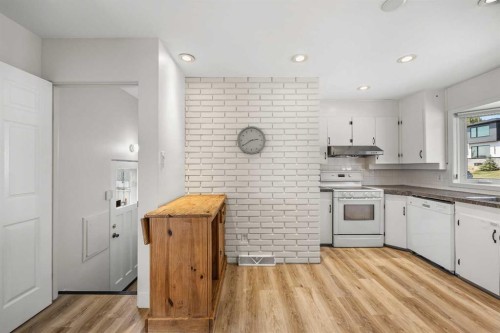35 Collingwood Place Nw, Calgary, AB - Indoor Photo Showing Kitchen With Double Sink