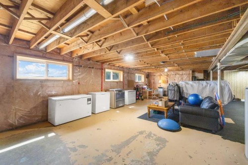35 Collingwood Place Nw, Calgary, AB - Indoor Photo Showing Other Room