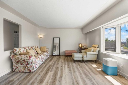 35 Collingwood Place Nw, Calgary, AB - Indoor Photo Showing Living Room