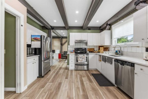39 Chinook Crescent, Beiseker, AB - Indoor Photo Showing Kitchen