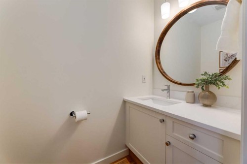 2218 3 Avenue Nw, Calgary, AB - Indoor Photo Showing Bathroom