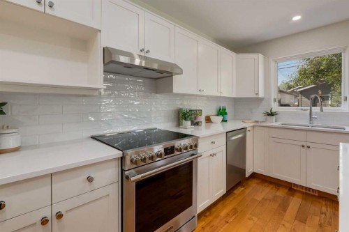 2218 3 Avenue Nw, Calgary, AB - Indoor Photo Showing Kitchen With Upgraded Kitchen
