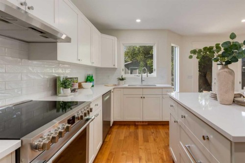 2218 3 Avenue Nw, Calgary, AB - Indoor Photo Showing Kitchen With Upgraded Kitchen