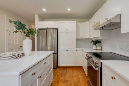 2218 3 Avenue Nw, Calgary, AB - Indoor Photo Showing Kitchen With Upgraded Kitchen