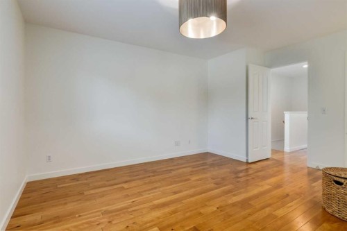 2218 3 Avenue Nw, Calgary, AB - Indoor Photo Showing Other Room