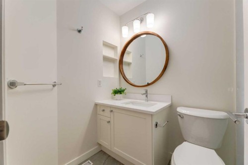 2218 3 Avenue Nw, Calgary, AB - Indoor Photo Showing Bathroom