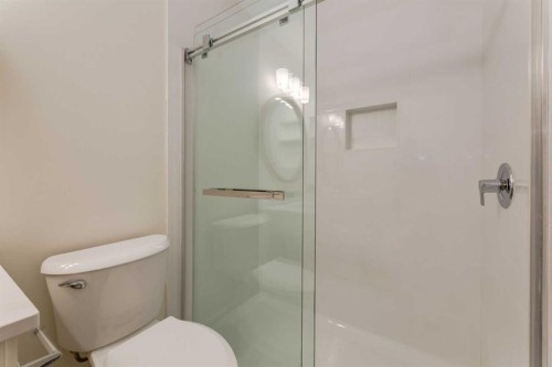 2218 3 Avenue Nw, Calgary, AB - Indoor Photo Showing Bathroom