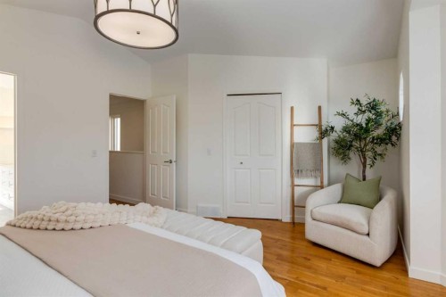 2218 3 Avenue Nw, Calgary, AB - Indoor Photo Showing Bedroom