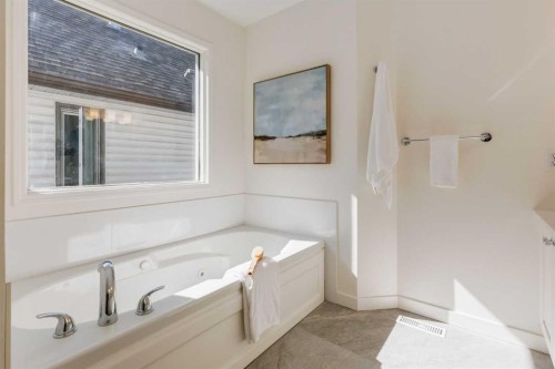 2218 3 Avenue Nw, Calgary, AB - Indoor Photo Showing Bathroom