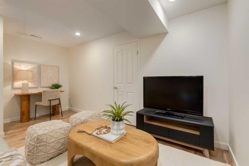 2218 3 Avenue Nw, Calgary, AB - Indoor Photo Showing Living Room