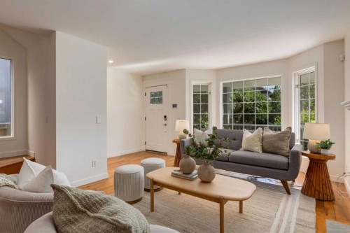 2218 3 Avenue Nw, Calgary, AB - Indoor Photo Showing Living Room