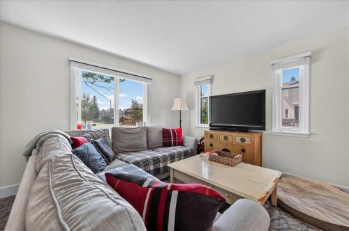 440 53 Avenue Sw, Calgary, AB - Indoor Photo Showing Living Room
